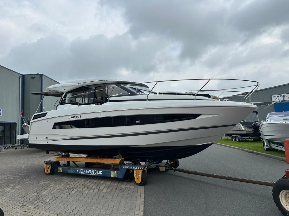 Jeanneau NC37 met slechts 87 uur!