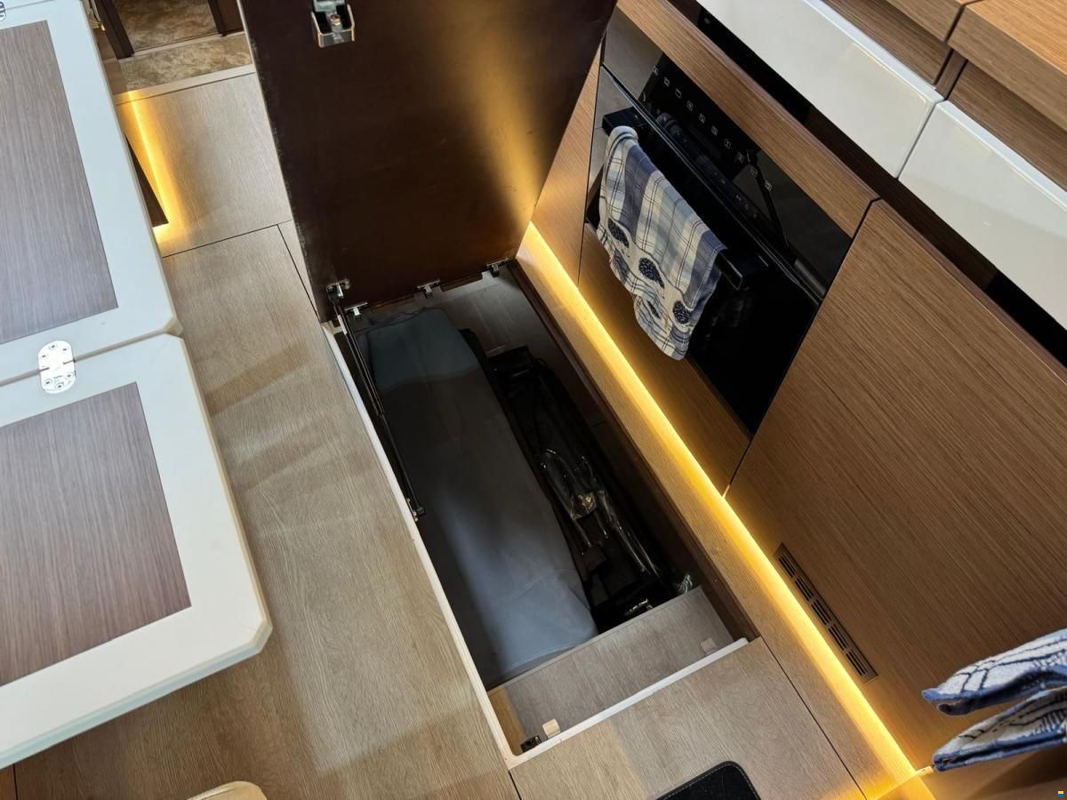 Jeanneau NC37 met slechts 87 uur!