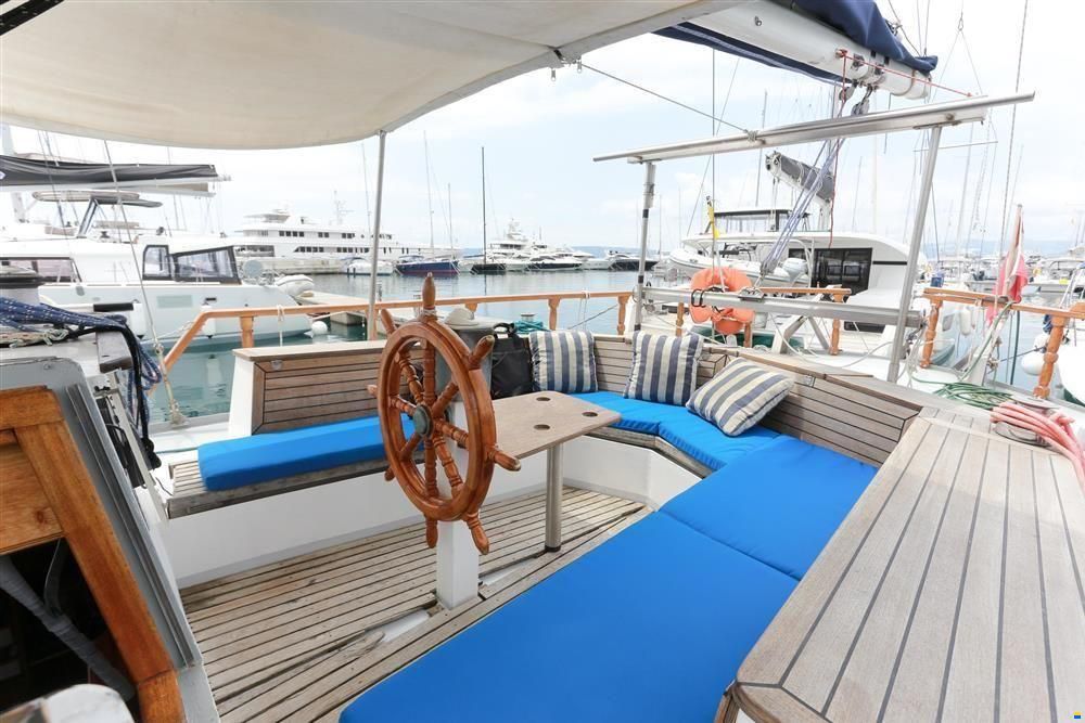 KETCH PILOTHOUSE 49