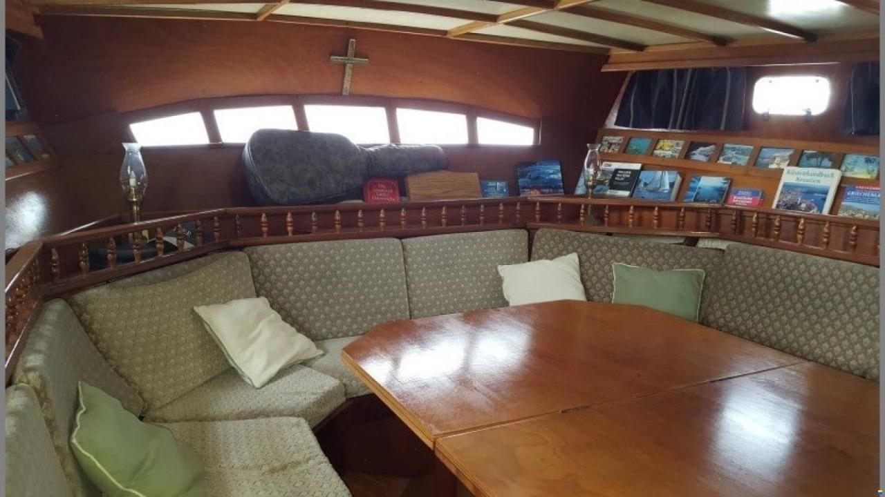 KETCH PILOTHOUSE 49
