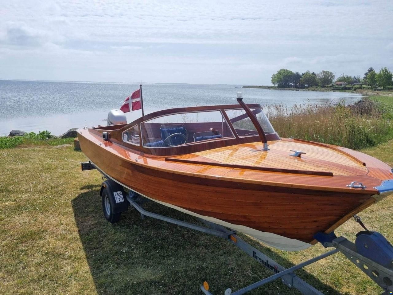 Classic Mahogany Daycruiser