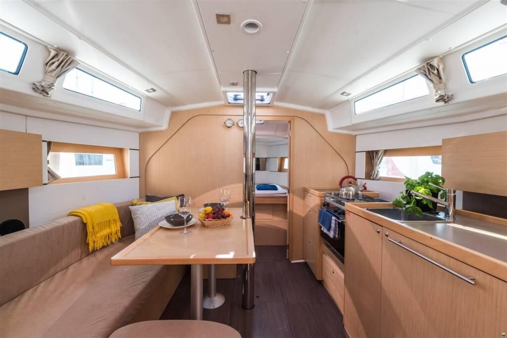 Beneteau Oceanis 38