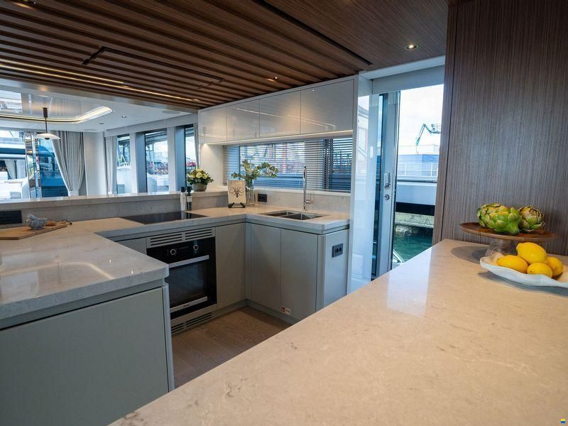 Sunseeker 82 Ocean Enclosed