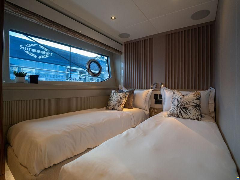 Sunseeker 82 Ocean Enclosed
