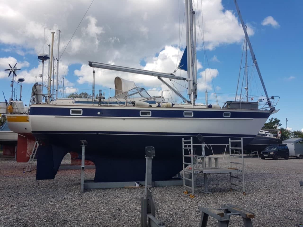 Hallberg Rassy 352