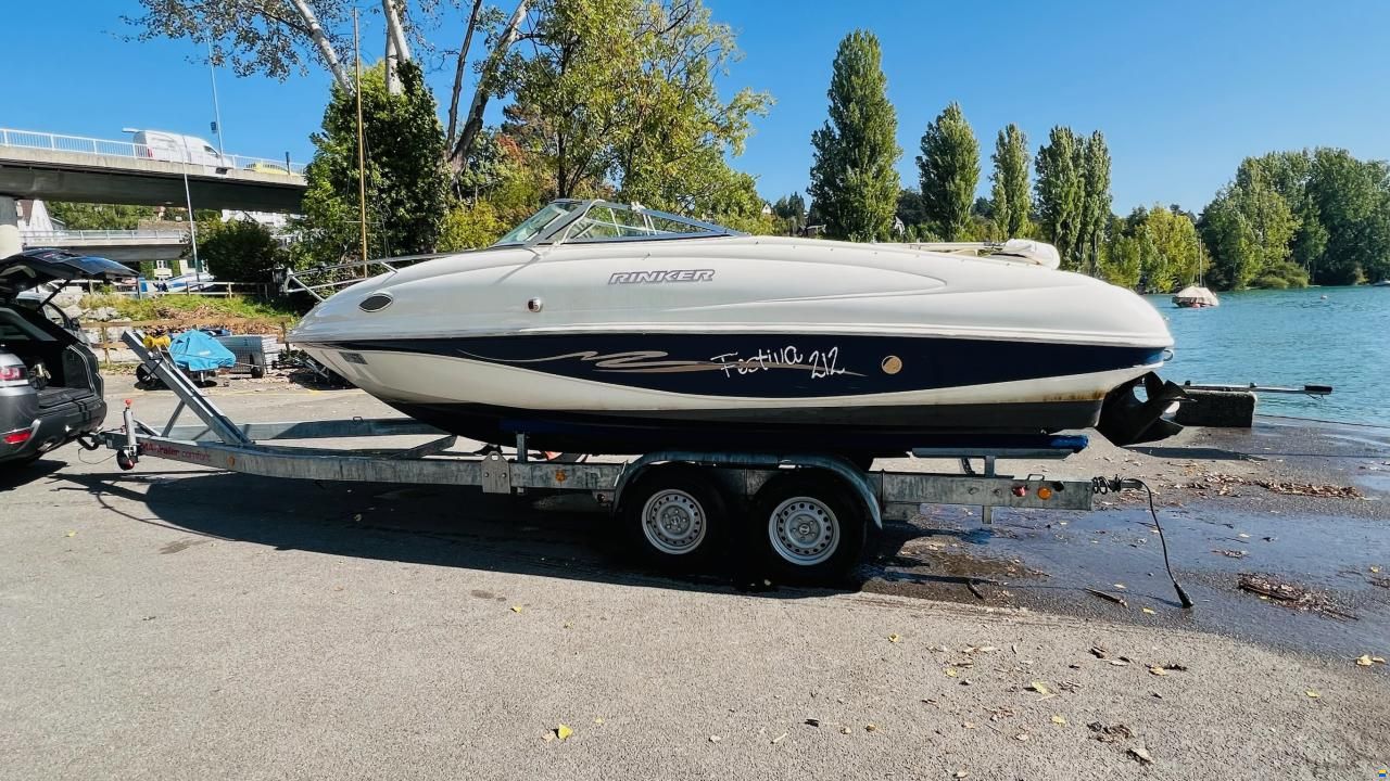 Rinker 212 Festiva Cuddy
