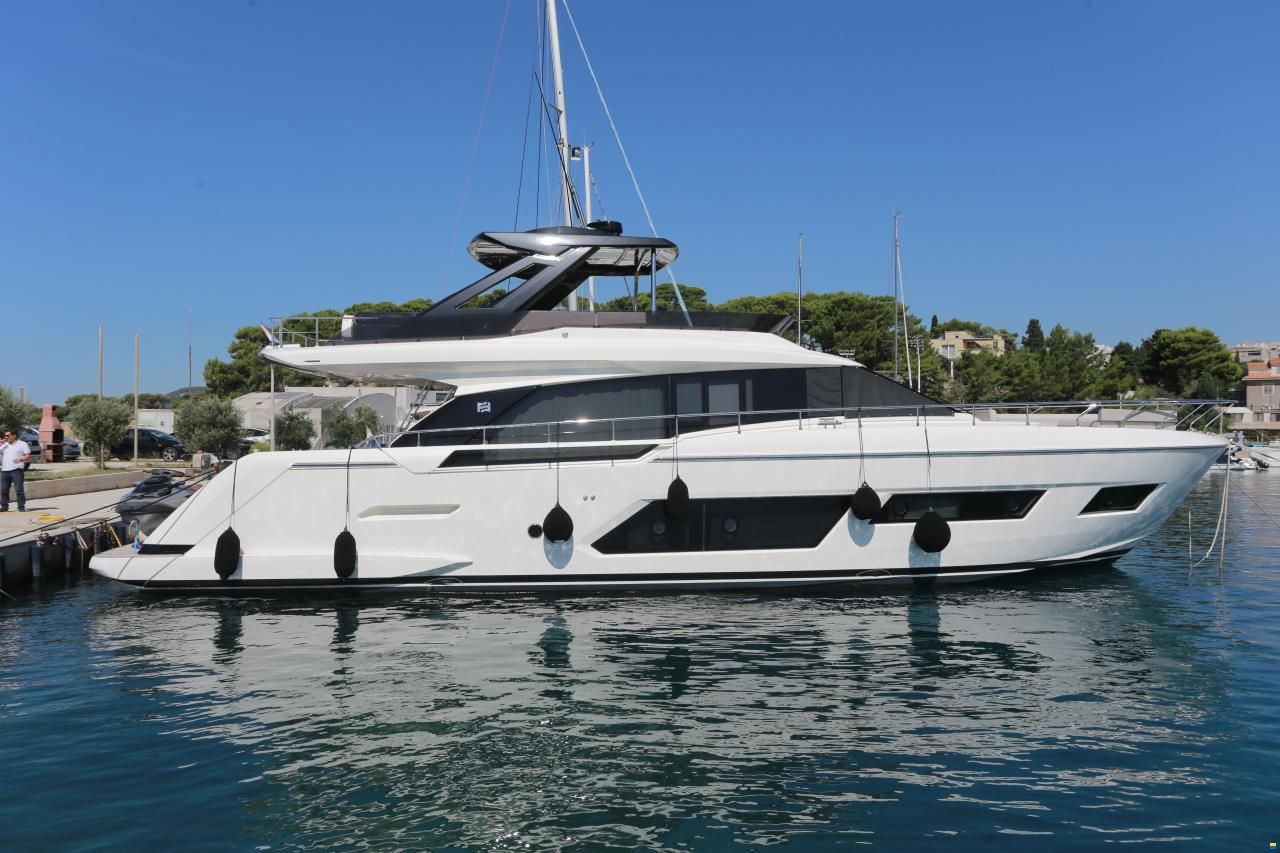 Ferretti 670