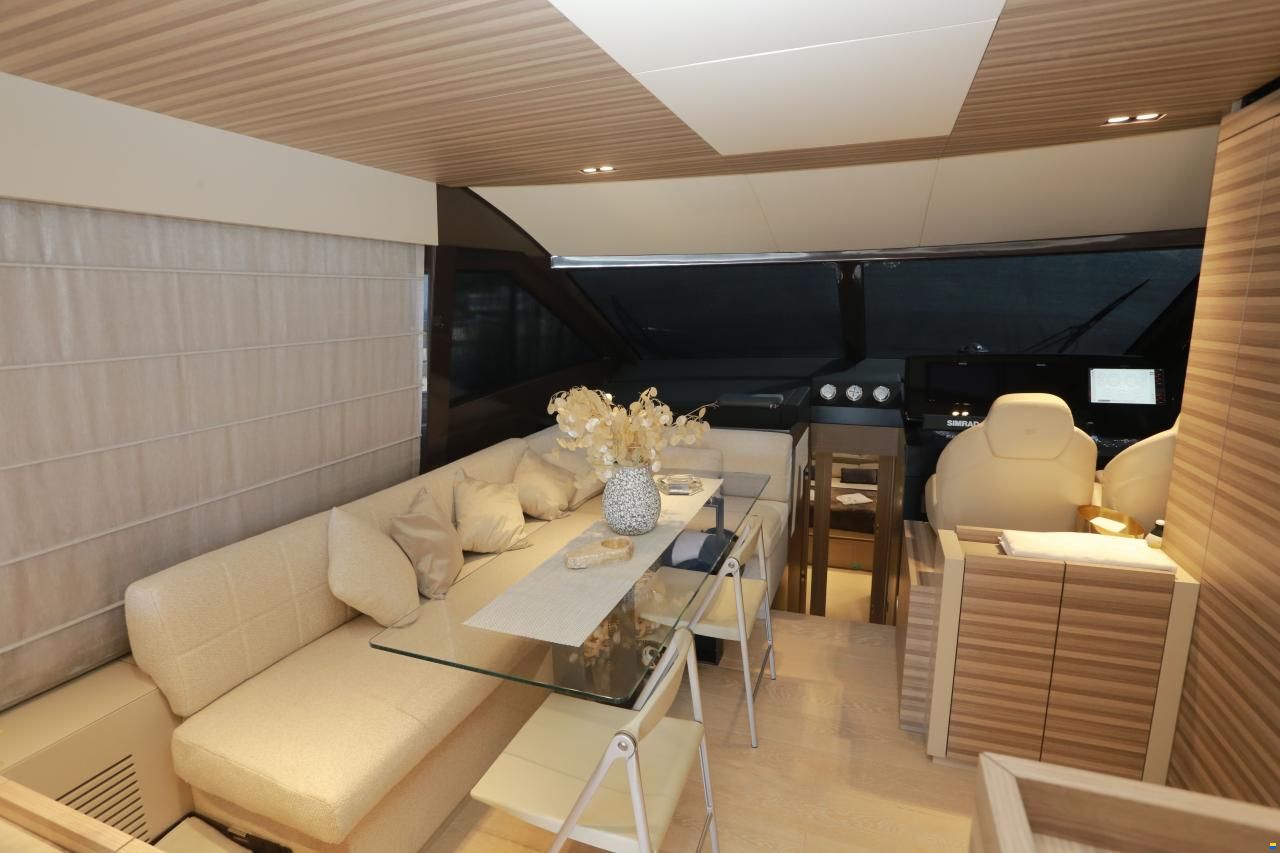 Ferretti 670