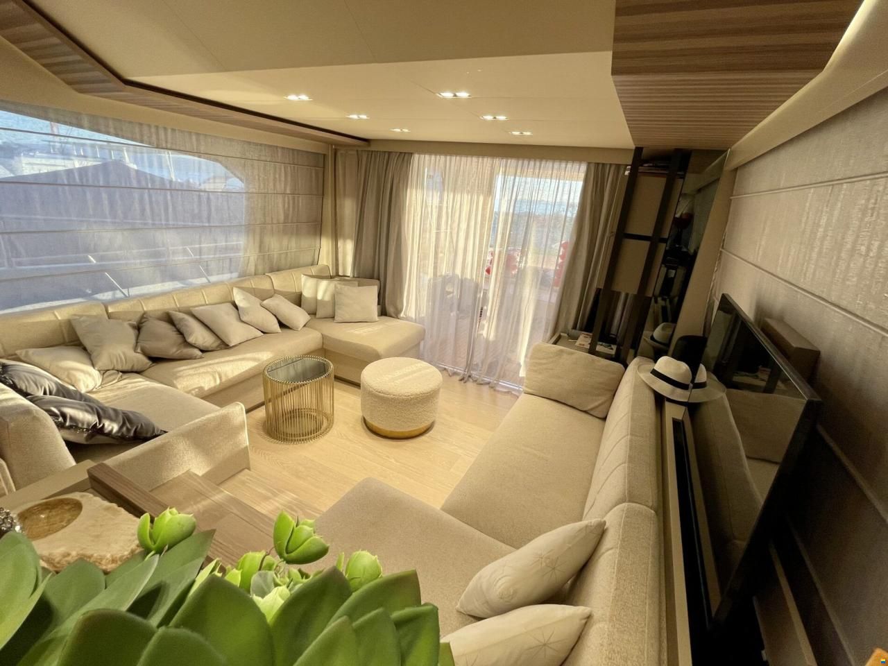Ferretti 670