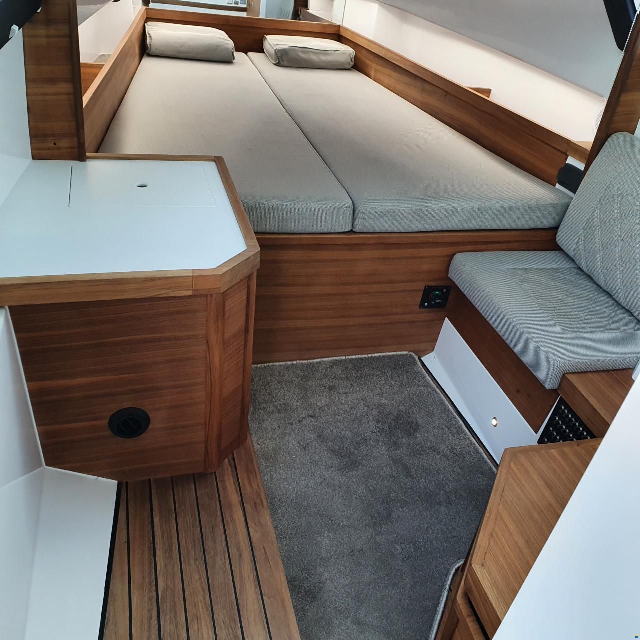 Axopar 37 Cabin