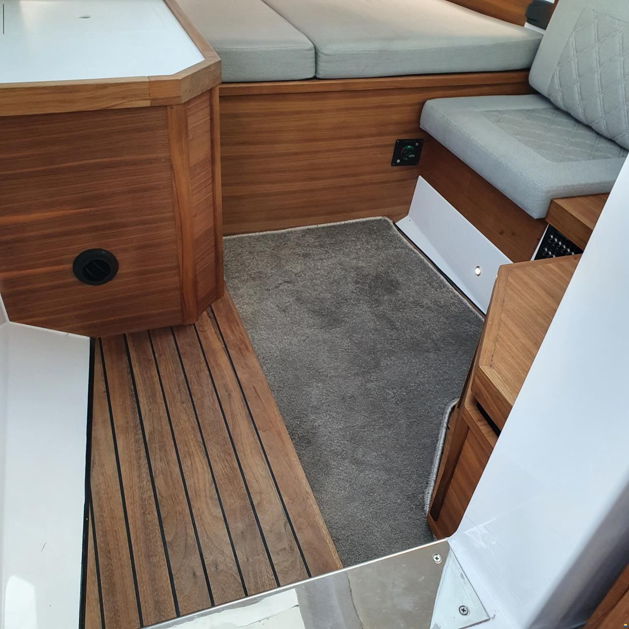 Axopar 37 Cabin