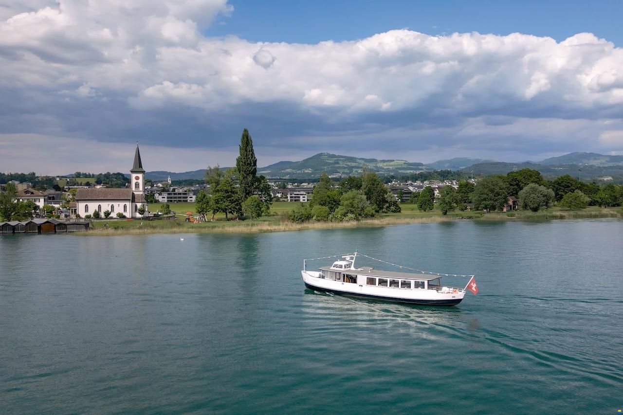 Portier Fahrgastschiff mit Bootplatz