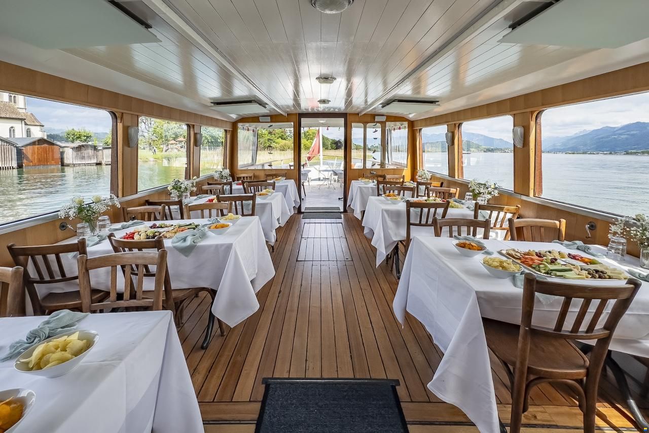 Portier Fahrgastschiff mit Bootplatz