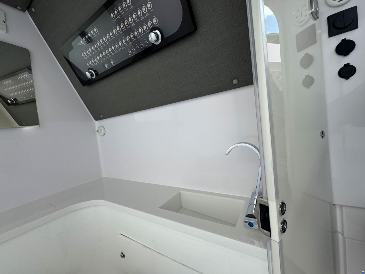 Axopar 37 Cross Cabin