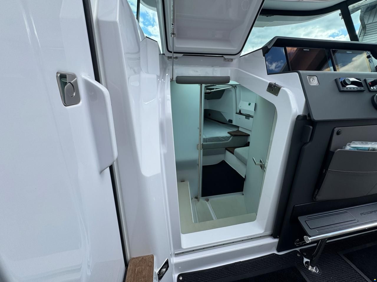 Axopar 37 Cross Cabin