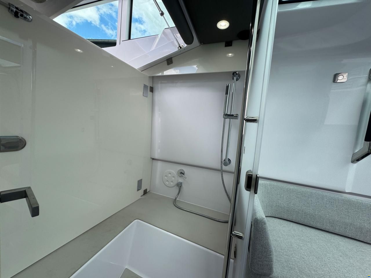 Axopar 37 Cross Cabin