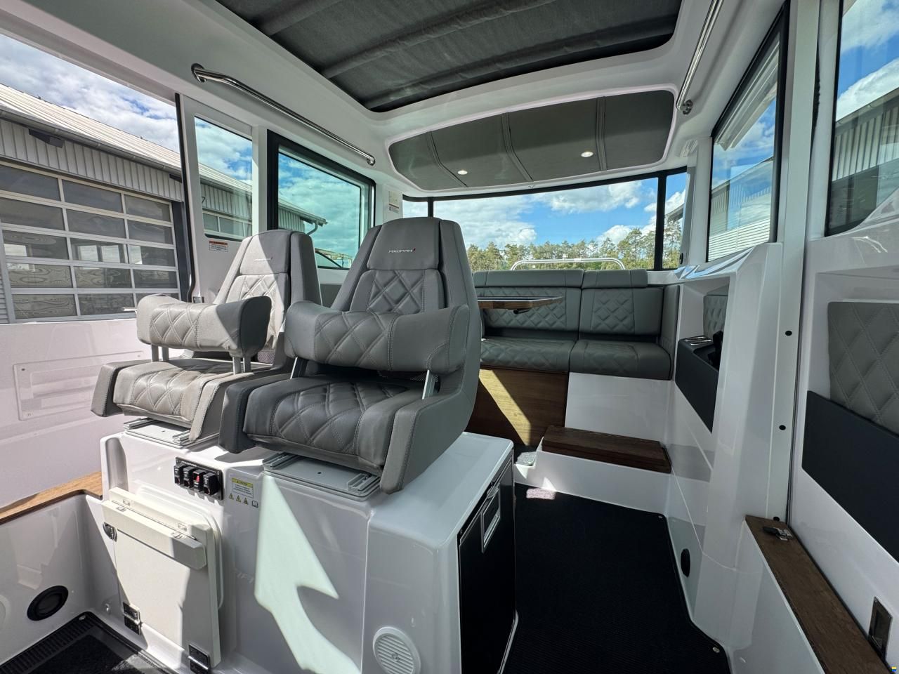 Axopar 37 Cross Cabin