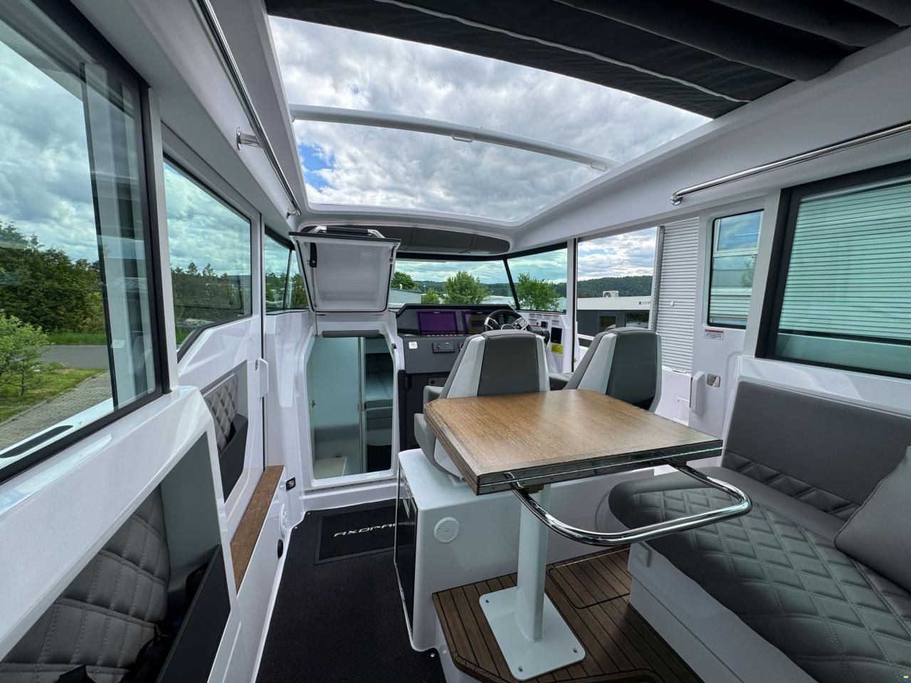Axopar 37 Cross Cabin