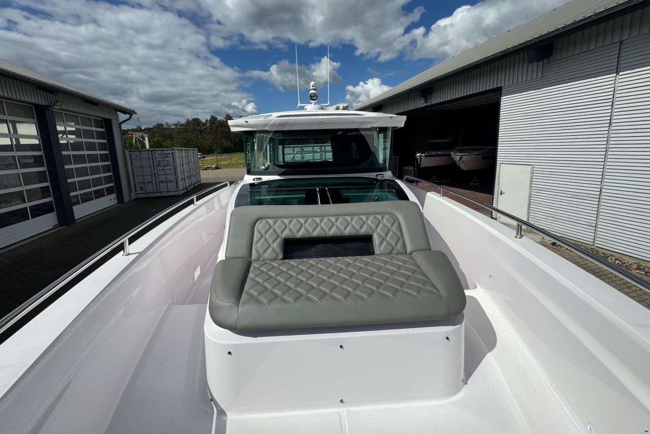 Axopar 37 Cross Cabin