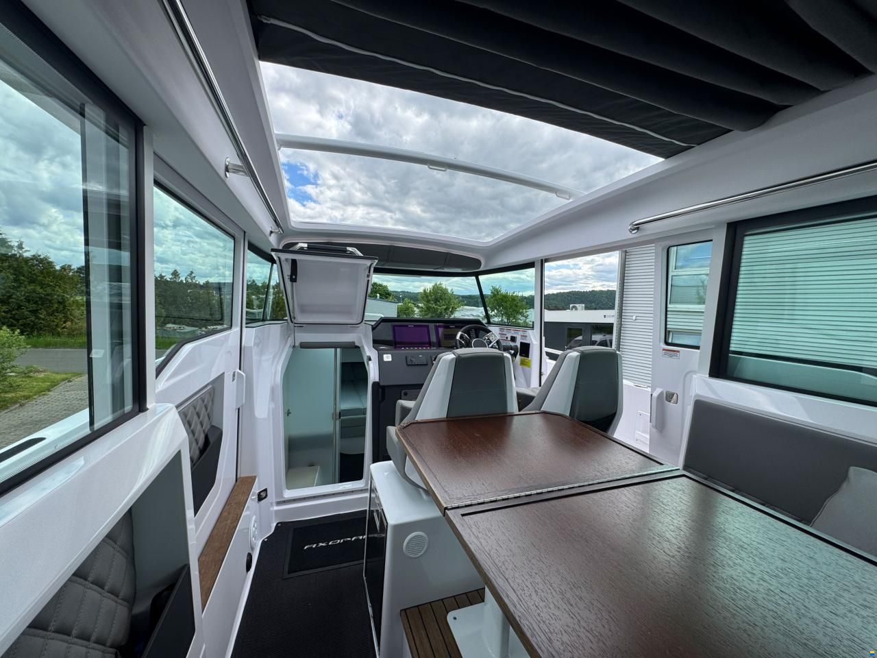 Axopar 37 Cross Cabin