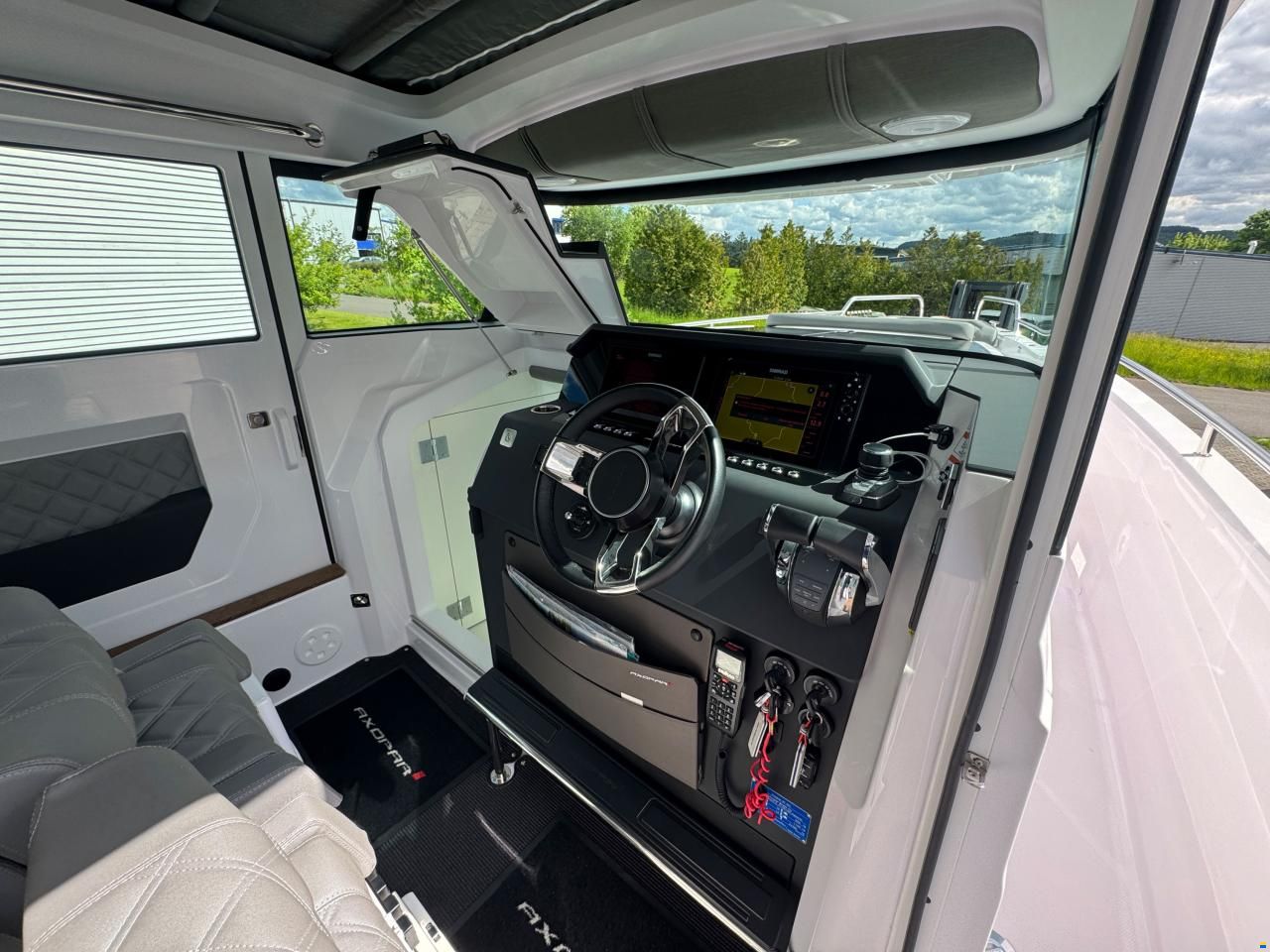 Axopar 37 Cross Cabin