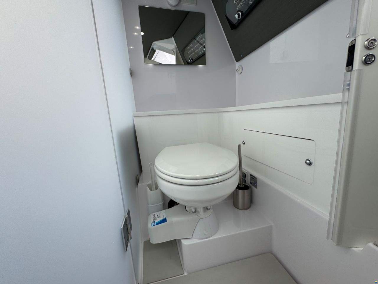 Axopar 37 Cross Cabin