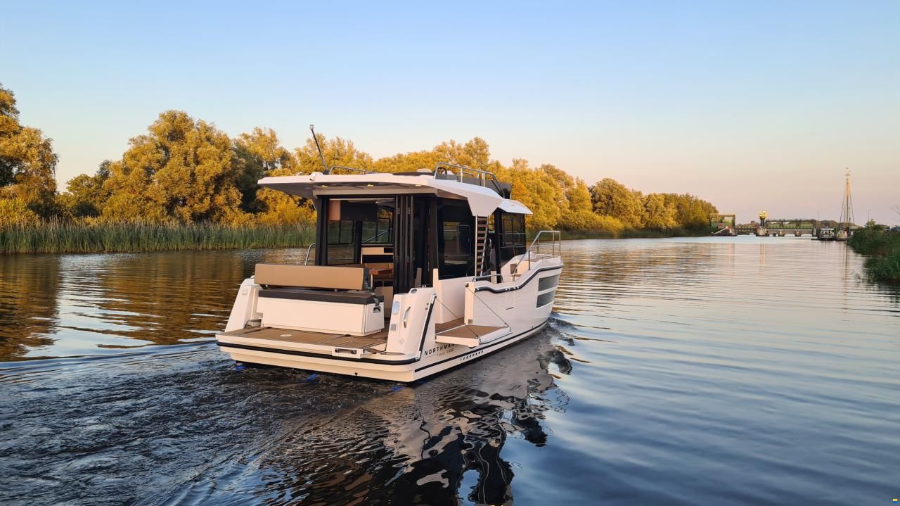 Northman 1050 Trawler | Flybridge option