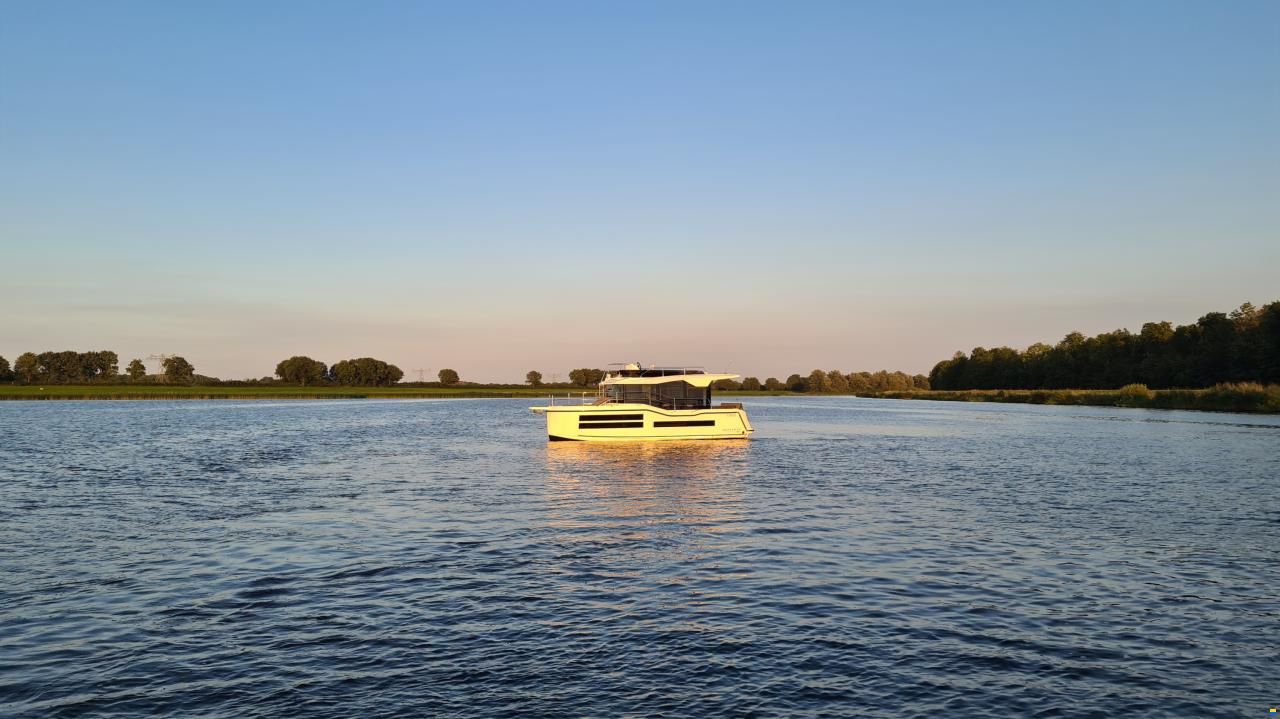Northman 1050 Trawler | Flybridge option