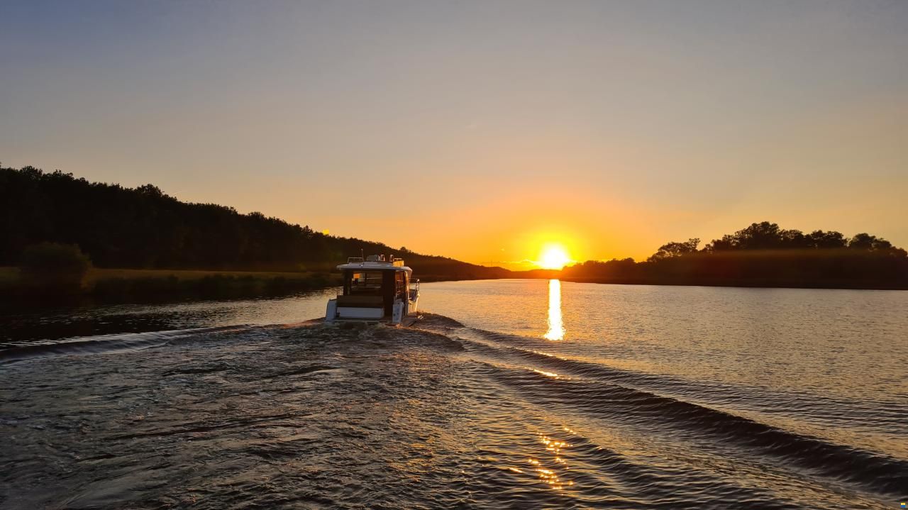Northman 1050 Trawler | Flybridge option