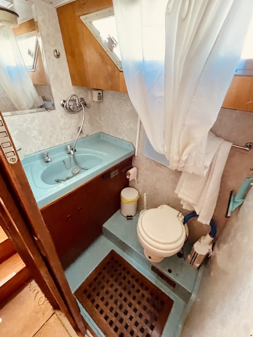 Broom Ocean 37