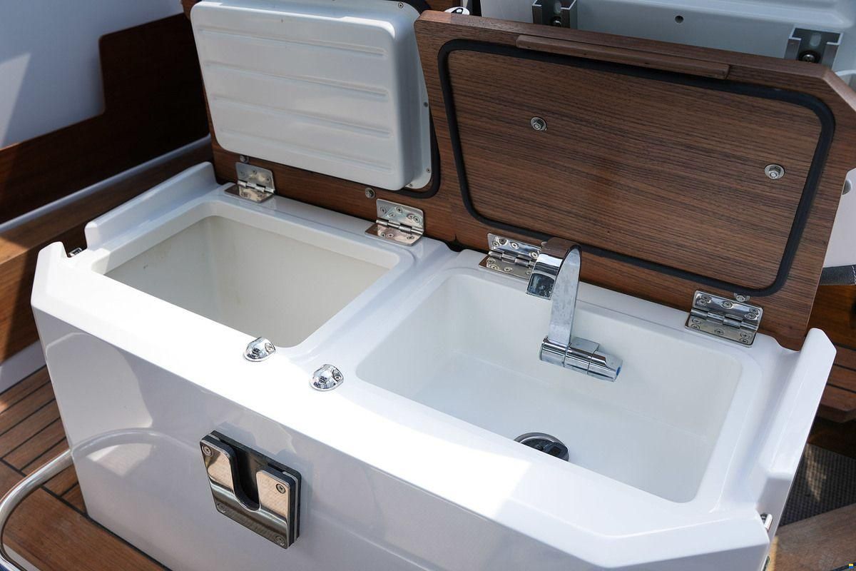 Axopar 28 Cabin
