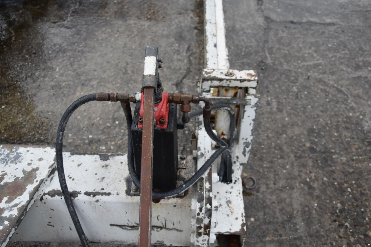 Hydraulikhubwagen mit Segelbootböcken