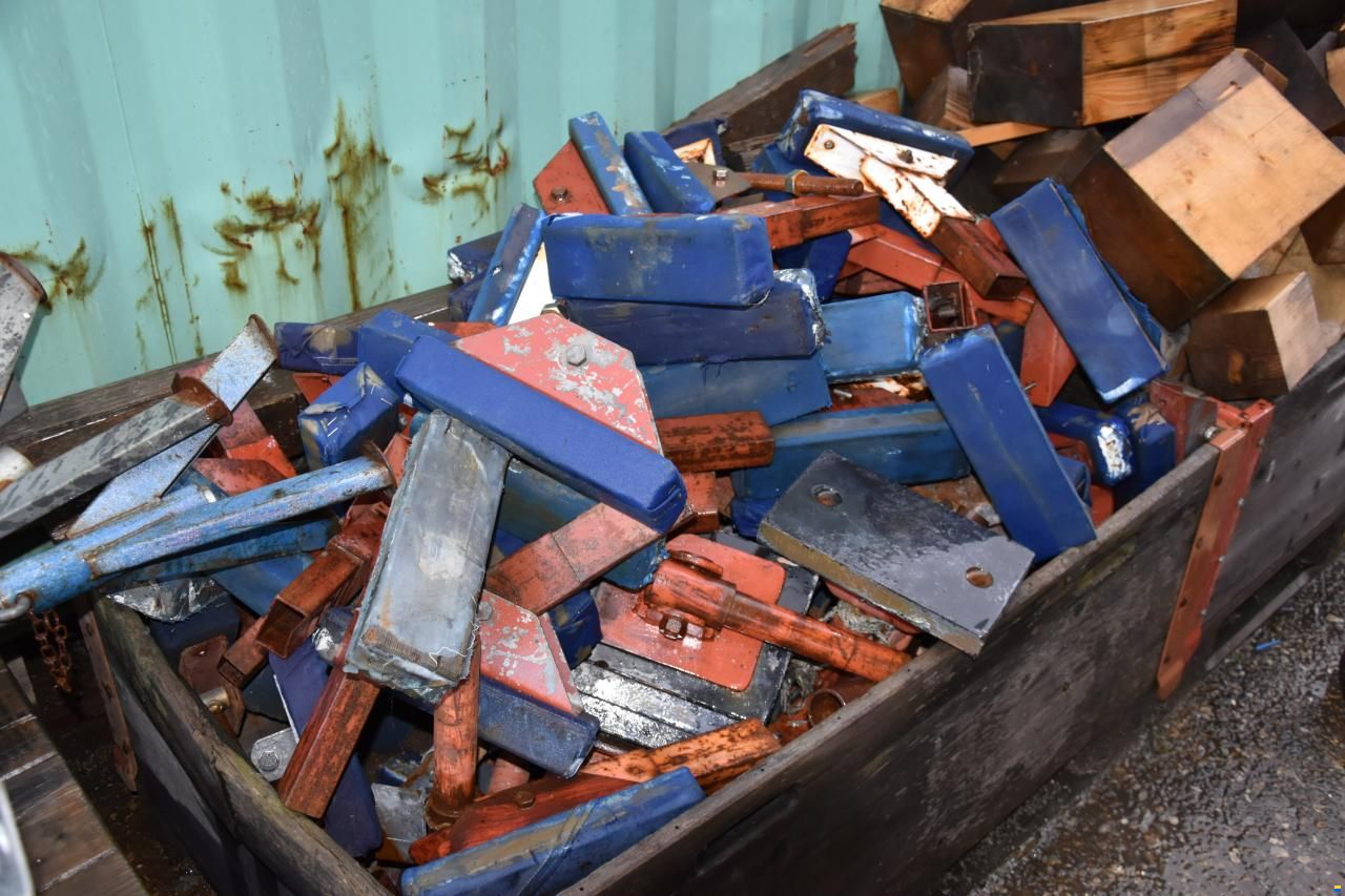 Hydraulikhubwagen mit Segelbootböcken