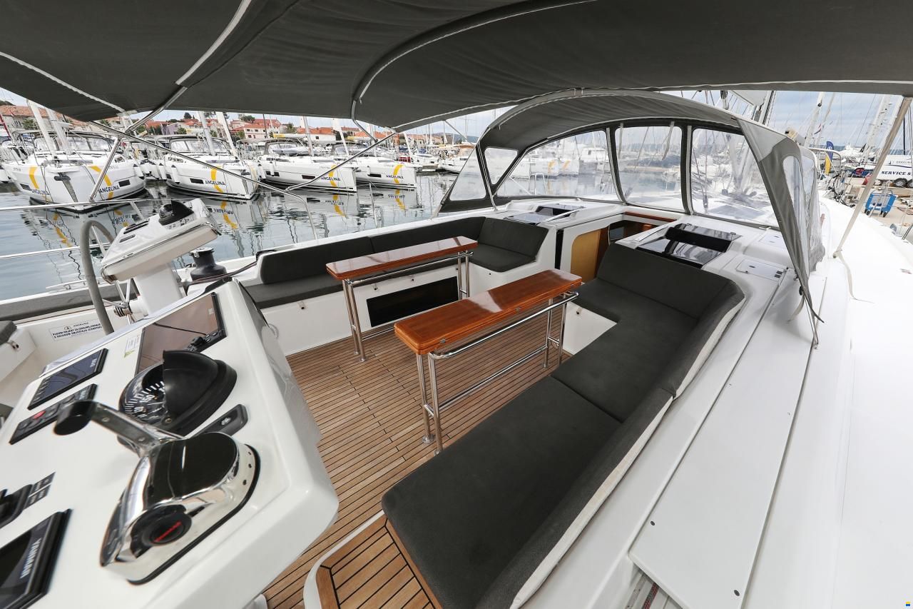 Hanse 548