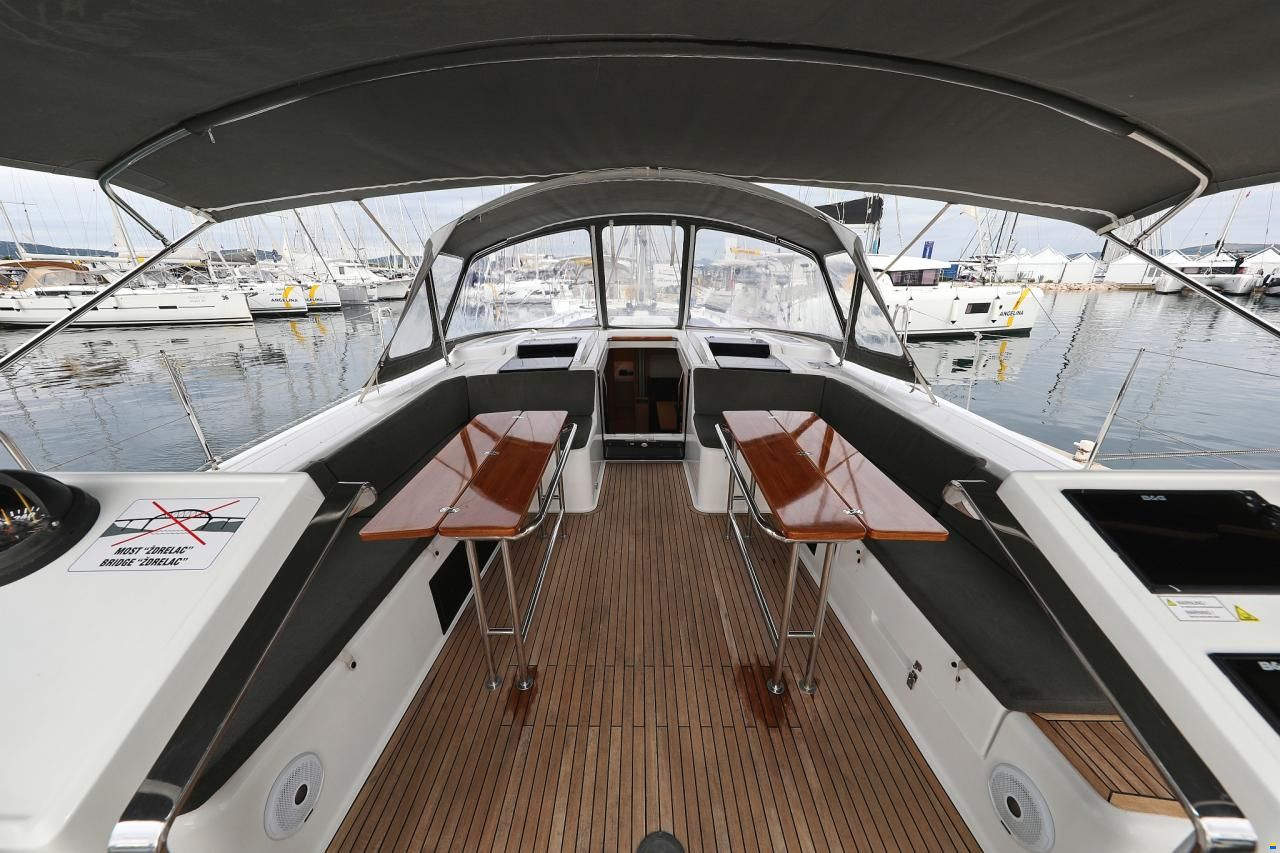 Hanse 548