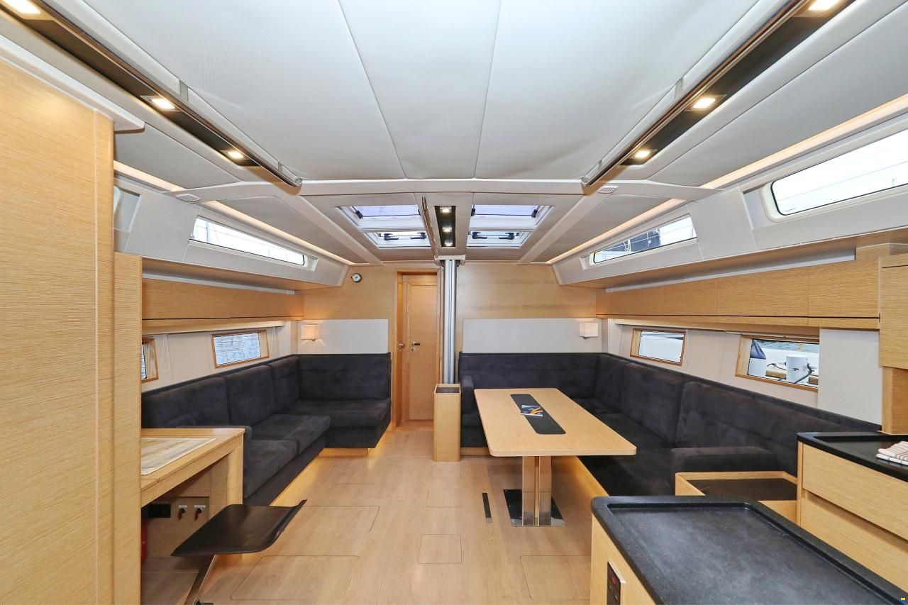 Hanse 548