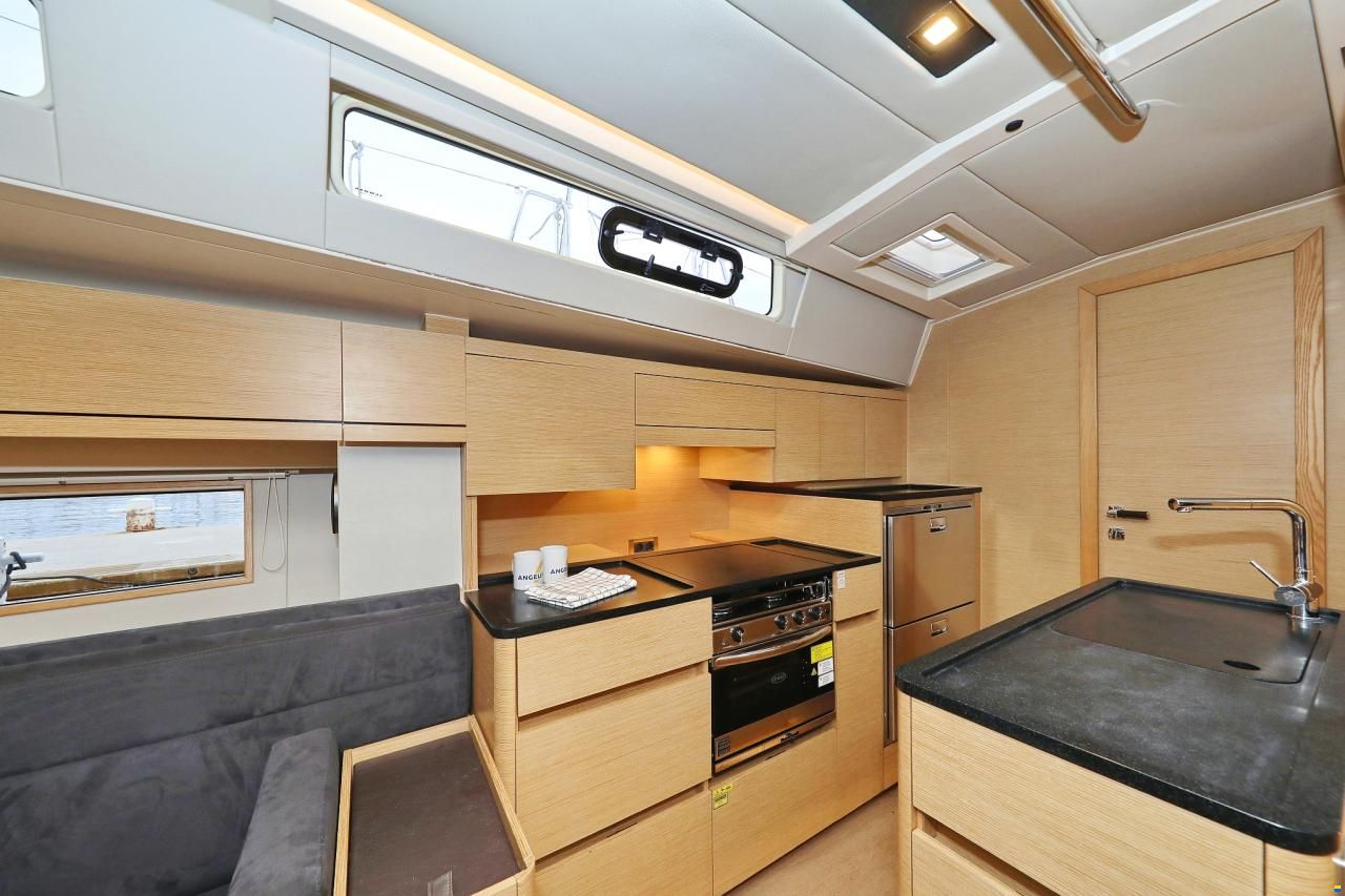 Hanse 548