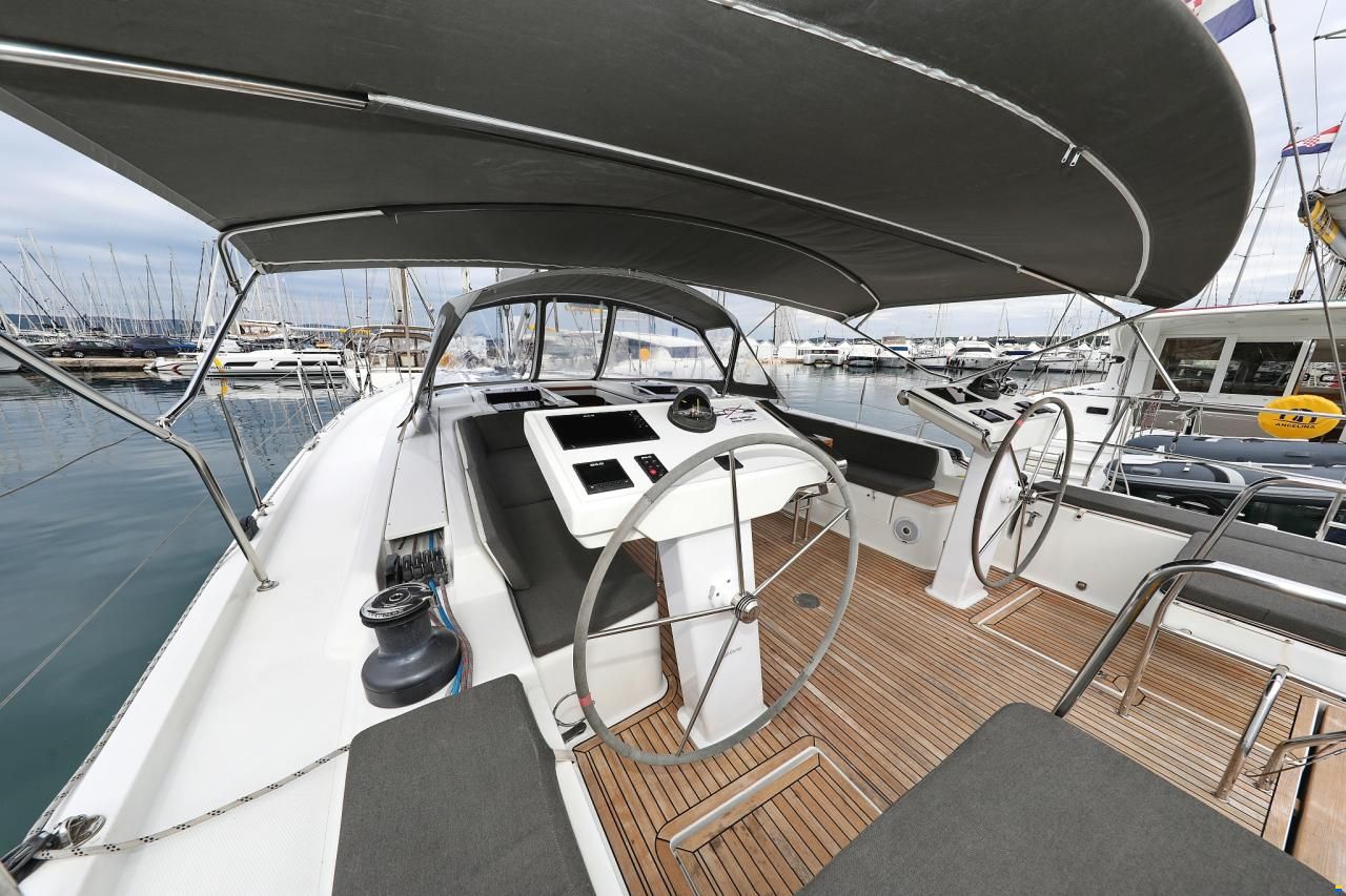 Hanse 548