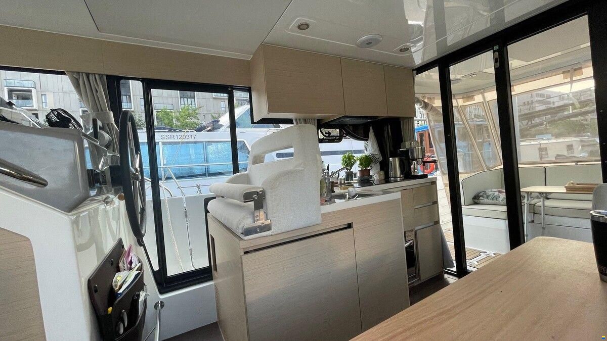 Delphia 11 Sedan Electric Cabin Cruiser - Fully