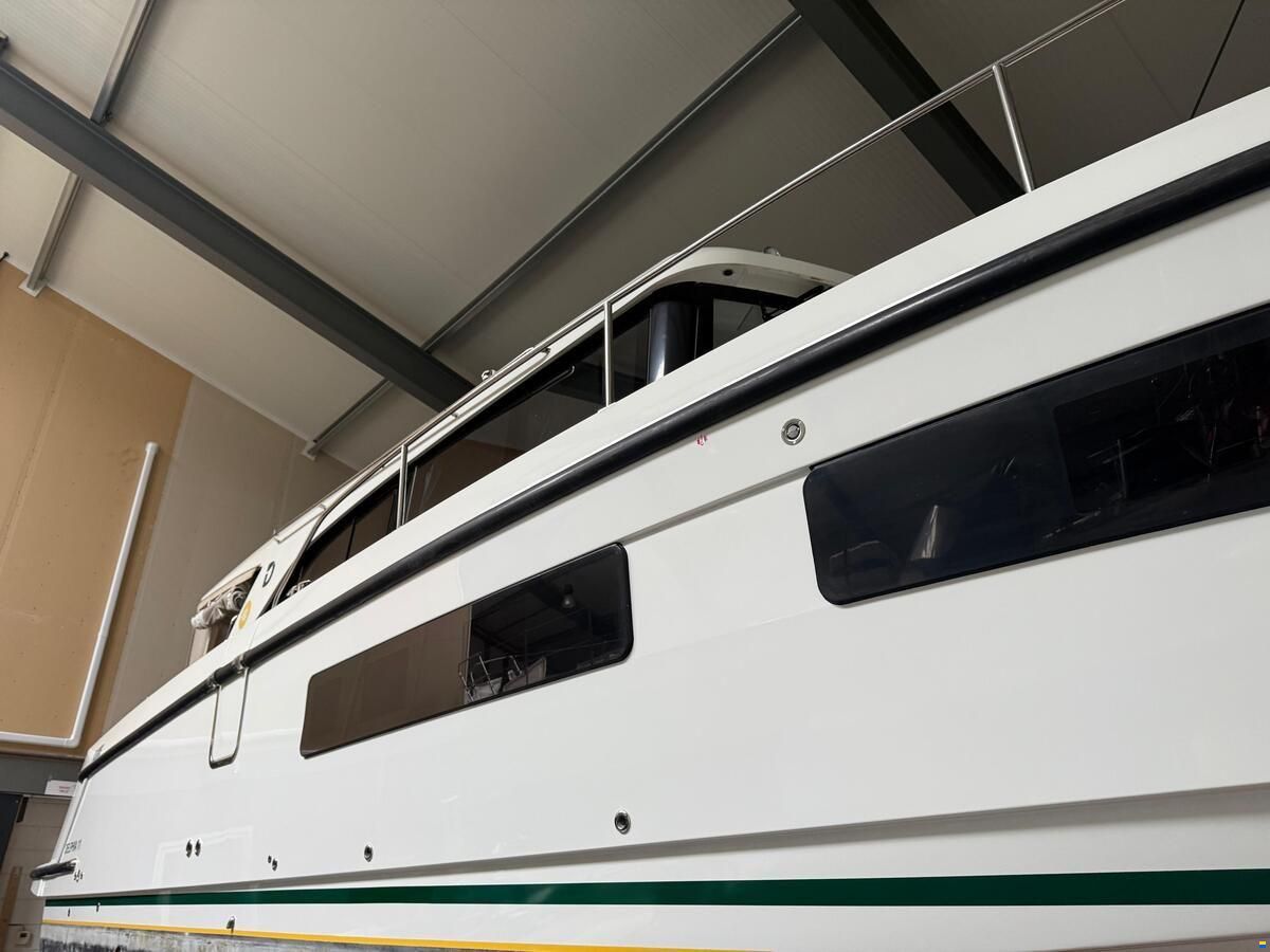 Delphia 11 Sedan Electric Cabin Cruiser - Fully