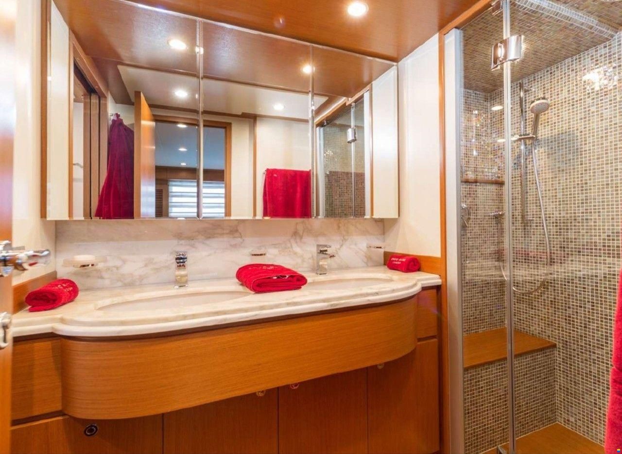 Ferretti Altura 840