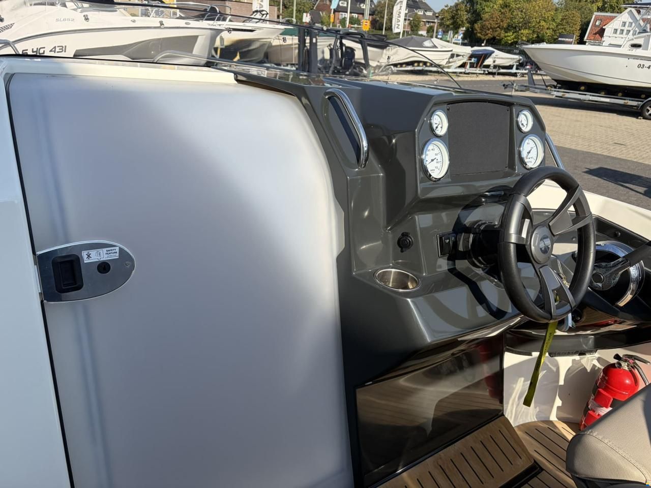 Quicksilver 555 Cabin