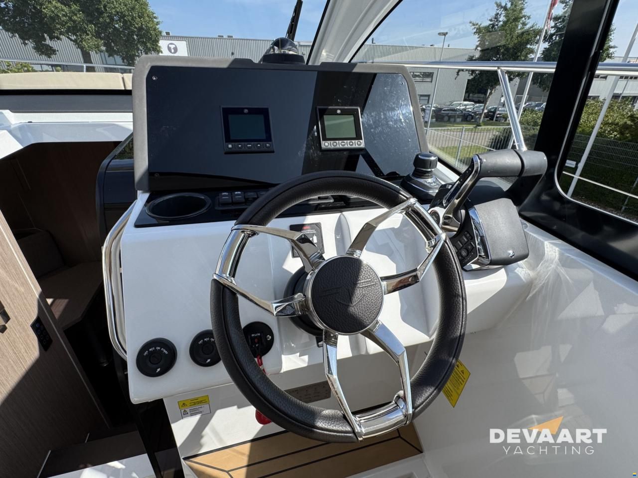 Sealine S335
