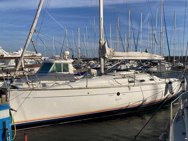 Beneteau First 300