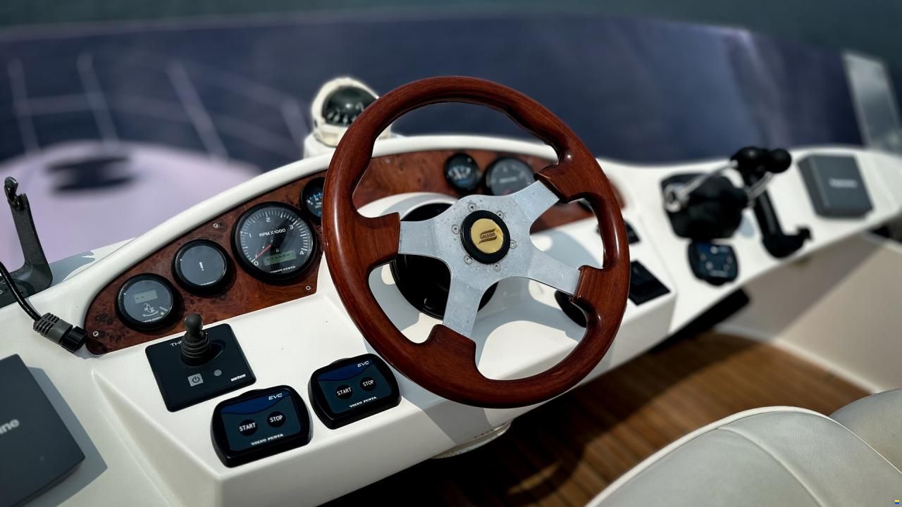 Galeon 330 Fly