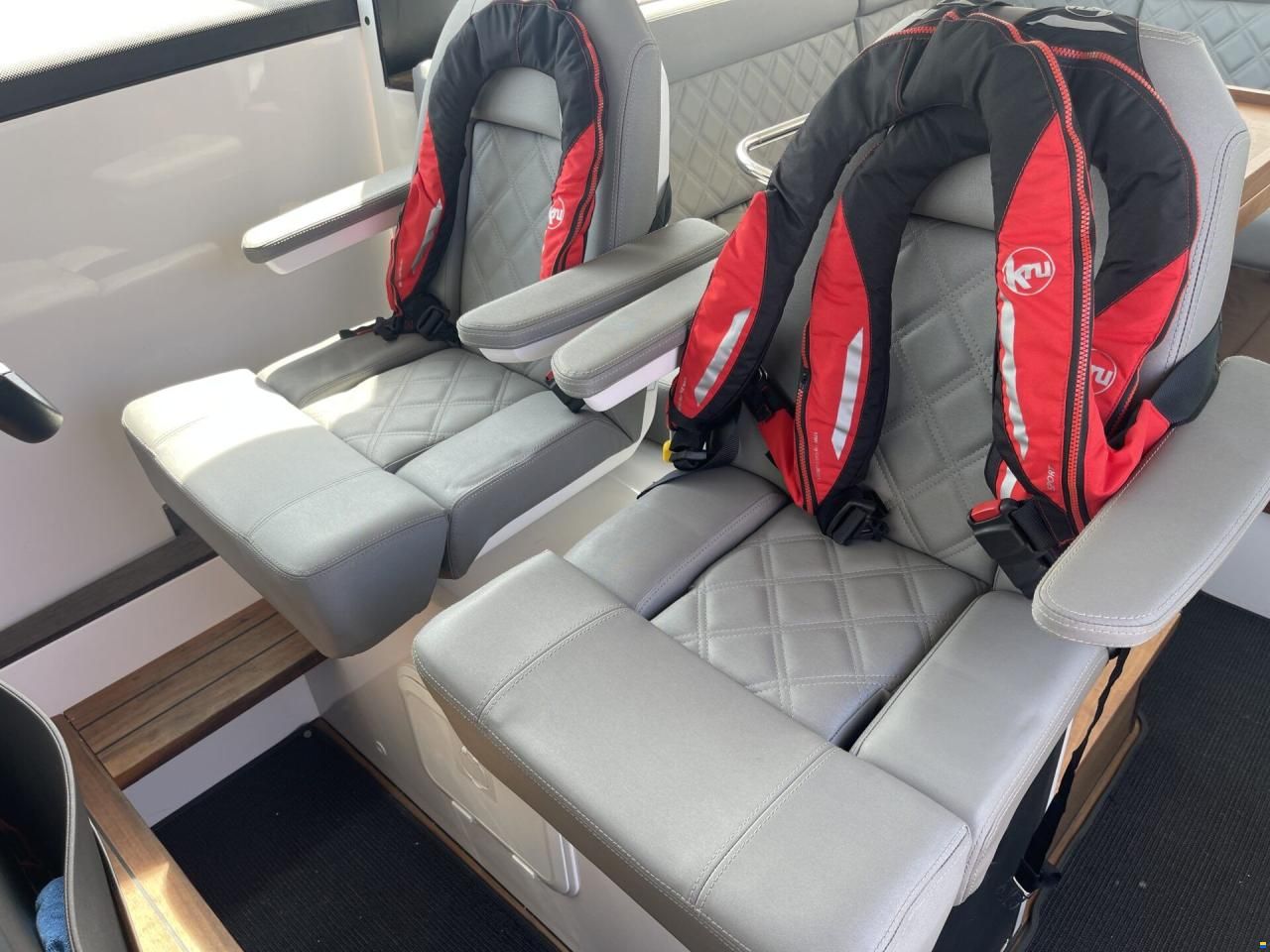 Axopar 37 Cross Cabin