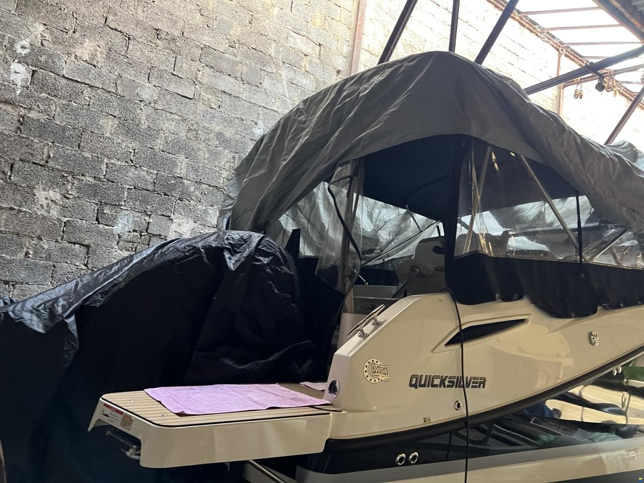 Quicksilver Sundeck 875