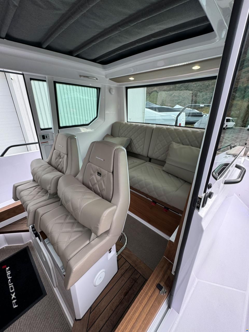 Axopar 28 Cabin