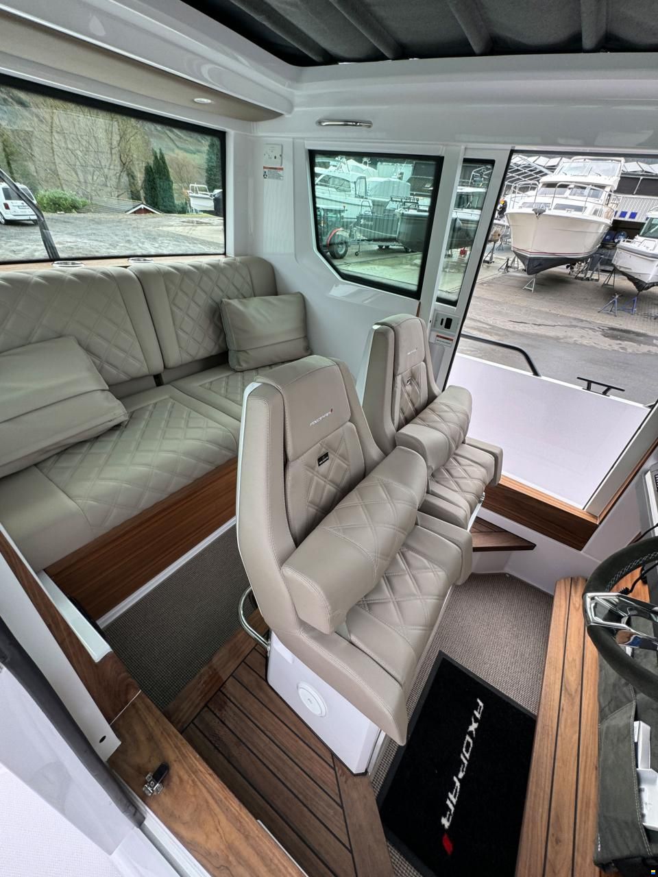 Axopar 28 Cabin