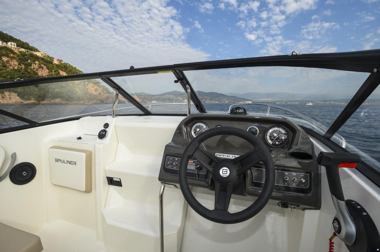 Bayliner VR5 CUDDY